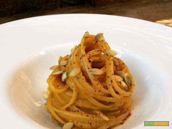 Spaghetti integrali con crema di zucca, acciughe e polvere di liquirizia