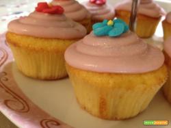 Cupcakes alle albicocche sciroppate con crema al lampone