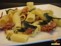 Rigatoni con speck, bietole e pinoli
