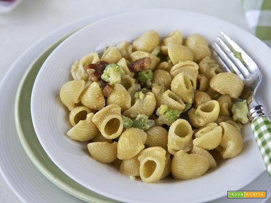 Lumachine con broccolo, pecorino e pancetta affumicata