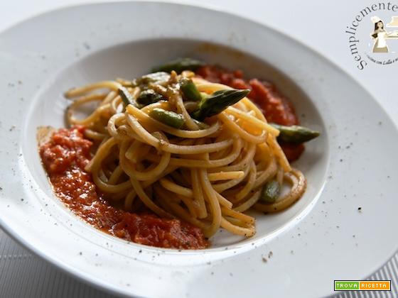 Spaghettoni con asparagi in crema di pachino