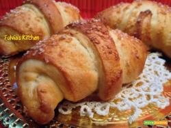 Cornetti farciti con confettura di ciliegie