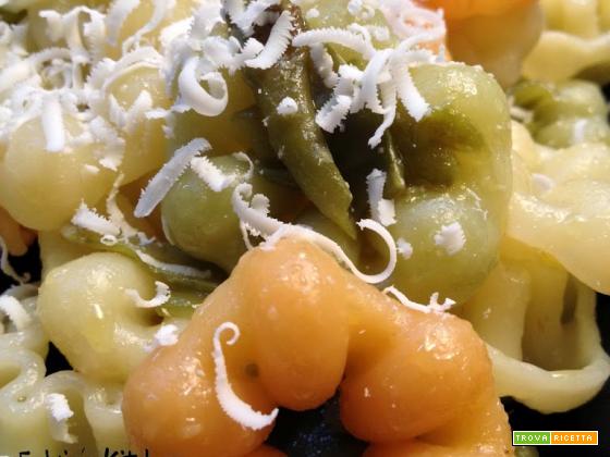 Fiori di pasta con taccole saporite – ‘E Sarracin