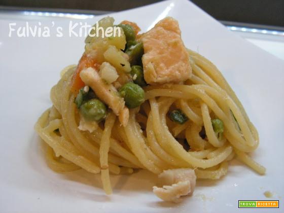 Spaghetti con salmone e verdurine