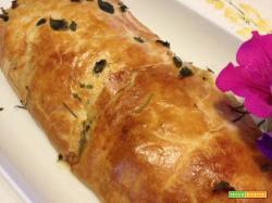 Strudel con pancetta, scamorza affumicata, zucchine e cipolle rosse di Tropea