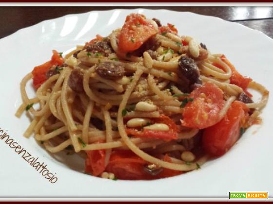 Spaghetti con pomodori, uvetta e pinoli