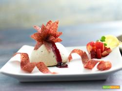 cremoso di mandorle con rose di fragola