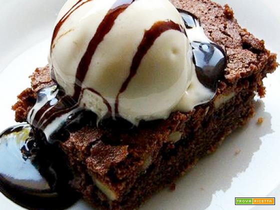 Brownie al cioccolato con glassa piccante e gelato 