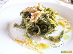 Matagliati di Farro con pesto di Spinaci crudi e Noci ,speziati con mollica tostata all'Arancia