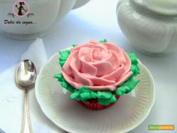 Cupcake con rosa al frosting