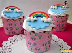 Allegri cupcake con arcobaleno