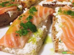 Bruschetta con ricotta, granella di pistacchi e salmone crudo