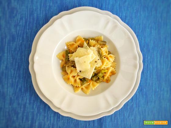 Farfalle con asparagi, zucca e scaglie di pecorino siciliano