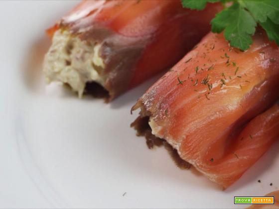 Involtini di salmone affumicato con philadelphia, rucola e noci