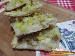 
Pizza con patate e sfrizzoli di maiale