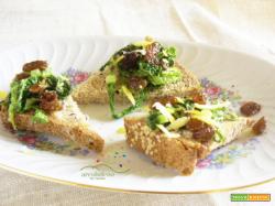 Crostini con listarelline di Verza e Uvetta al profumo di Limone e Pepe