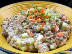 Insalata di lenticchie con brunoise di verdure e salsa di yogurt alla senape