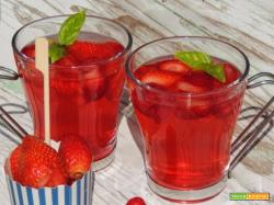 Tè freddo ai frutti di bosco e fragole