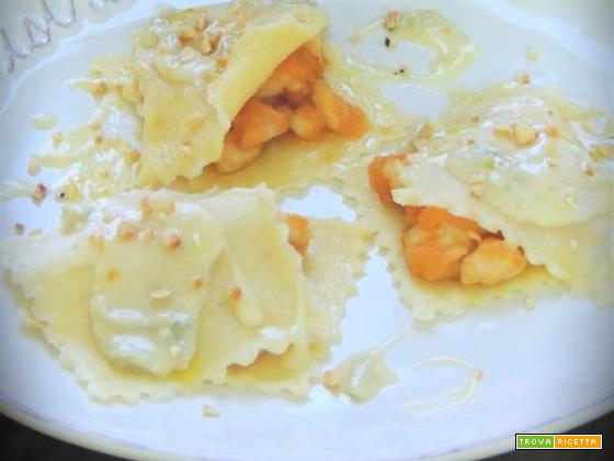 Ravioli aperti con pollo, zucca, crema di gorgonzola e nocciole Piemonte