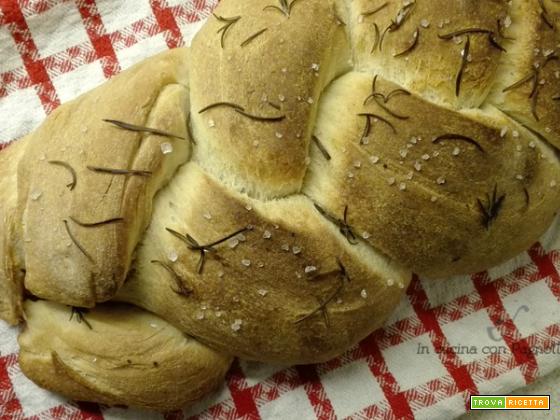 Treccia di pane aromatizzata