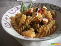 Fusilli con pomodori rucola e feta