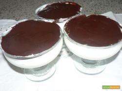 Mousse di panna e yogurt con cioccolato