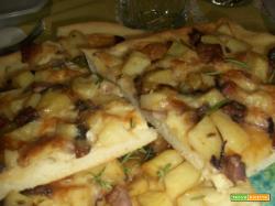 Pizza con patate cipolle e pancetta