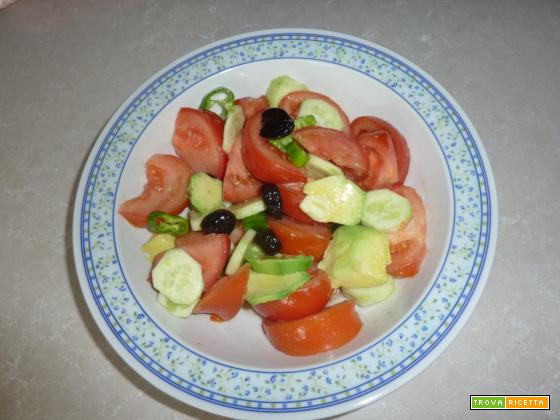 Insalata con avocado, pomodori e cetrioli in salsa di yogurt