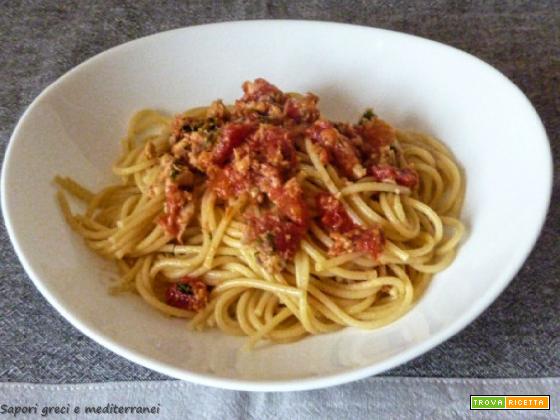 Spaghetti con salsa al tonno