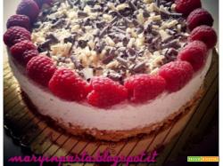 Cheesecake allo yogurt ai frutti di bosco con lamponi e scaglie di cioccolato fondente e bianco