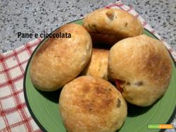 Panini morbidi con pomodorini e olive