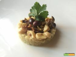 INSALATA DI QUINOA CON TARTARE DI OLIVE TAGGIASCHE E FUNGHI CHAMPIGNON