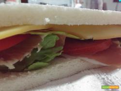 Tramezzini con prosciutto formaggio e verdure