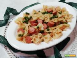 Farfalle con wurstel e piselli