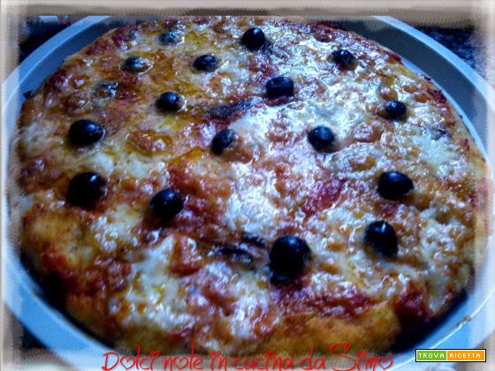 Pizza acciughe e olive nere