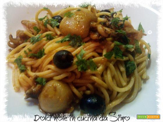 Spaghetti con seppioline capperi e olive
