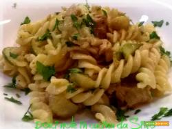 Fusilli con melanzane zucchine e tonno