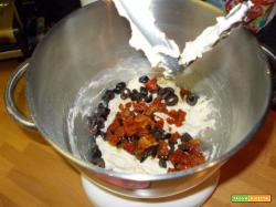 Pane con olive nere e pomodori marinati