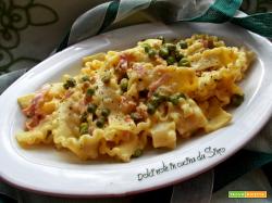 Mafaldine allo zafferano con prosciutto e piselli
