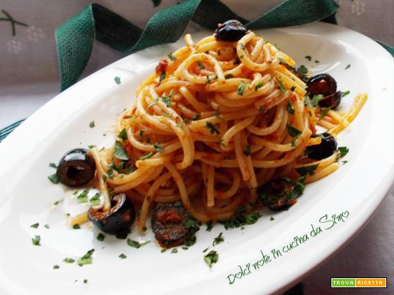 Spaghetti con pate’ di pomodori secchi e olive