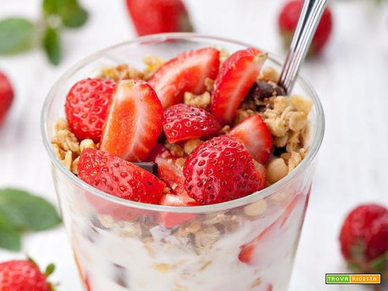 Coppette di frutta allo yogurt