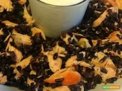 Riso venere con salmone al vapore e crema allo yogurt e aneto
