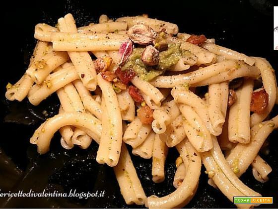 Strozzapreti con pancetta affumicata e pesto di pistacchi