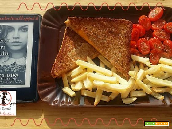 MANGIA CIO' CHE LEGGI # 62: Grilled cheese con pomodorini e patatine fritte da  I 100 colori del Blu di Amy Harmon