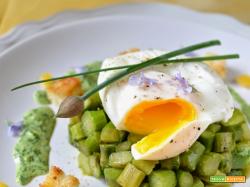 Tartare di asparagi con uovo in camicia, salsa al crescione e pane croccante
