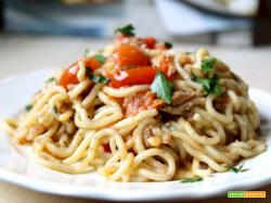 Spaghetti di zucchine con tonno e pomodorini