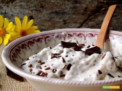 Crema di yogurt con banana e cioccolato
