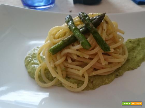 Spaghetti con crema di asparagi e nocciole
