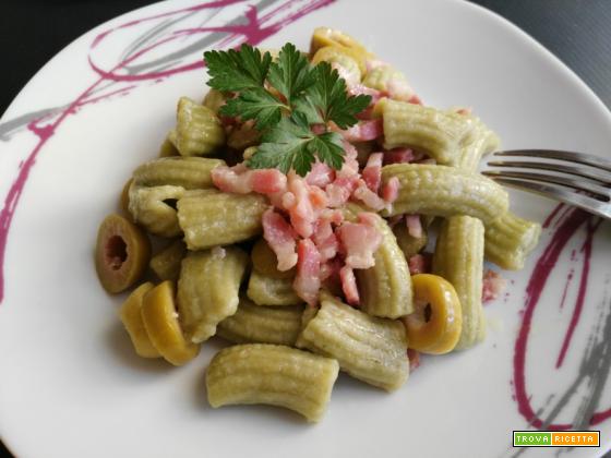 Maccheroni di spinaci con pancetta e olive