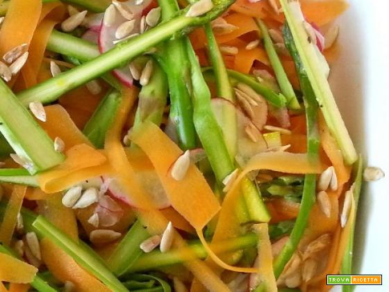 Insalata di asparagi crudi e carote